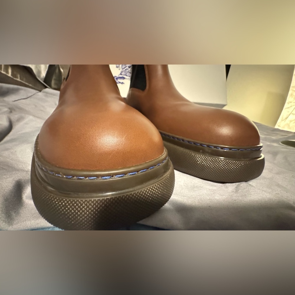 BURBERRY
Chelsea Boot in Walnut-hued leather
Mens EU 44 - Picture 10 of 12